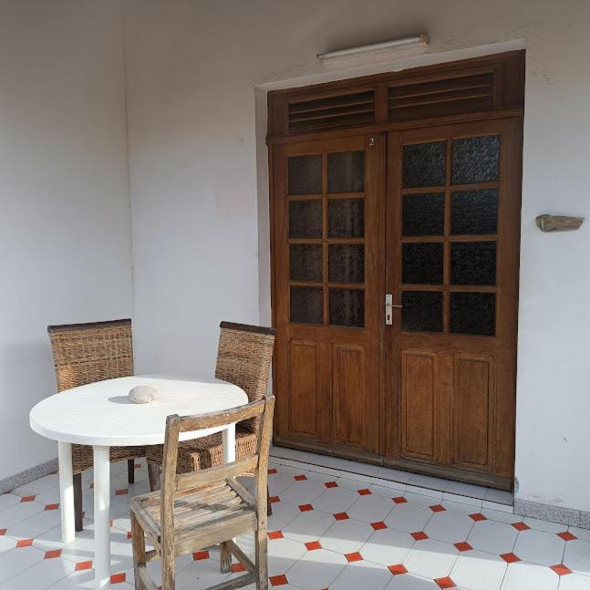 Votre Bungalow "Petit Tresor" Vintage 80 Apartment Ле Карбе Екстериор снимка